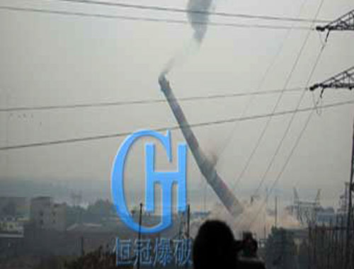哈尔滨化纤厂120米烟囱爆破