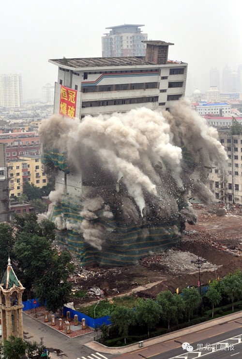 黑龙江省电视台原17层办公大楼爆破拆除